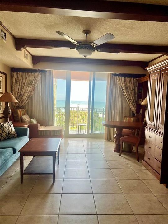 Active With Contract: $299,900 (1 beds, 1 baths, 678 Square Feet)