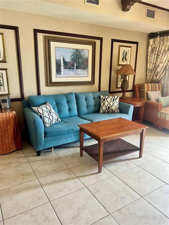 Active With Contract: $299,900 (1 beds, 1 baths, 678 Square Feet)