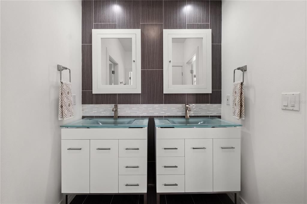 For Sale: $3,099,000 (5 beds, 4 baths, 6443 Square Feet)