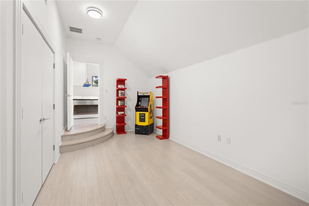 For Sale: $3,099,000 (5 beds, 4 baths, 6443 Square Feet)