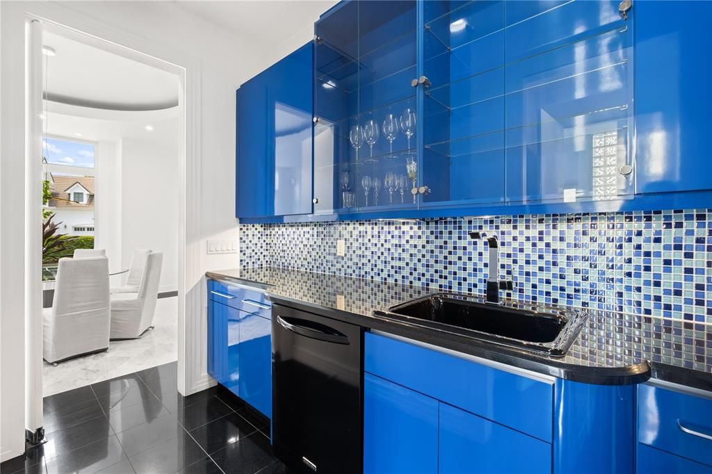 For Sale: $3,099,000 (5 beds, 4 baths, 6443 Square Feet)