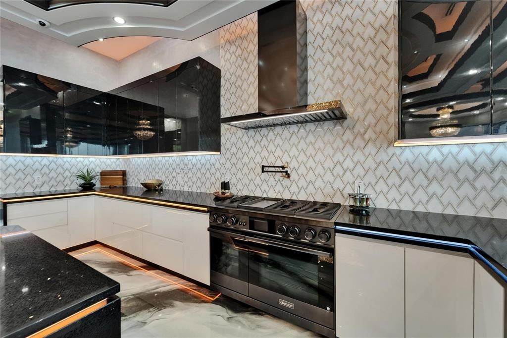 For Sale: $19,999,999 (7 beds, 6 baths, 12896 Square Feet)