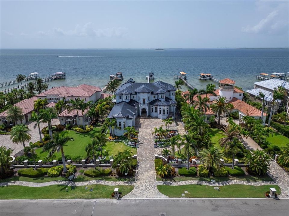 For Sale: $19,999,999 (7 beds, 6 baths, 12896 Square Feet)