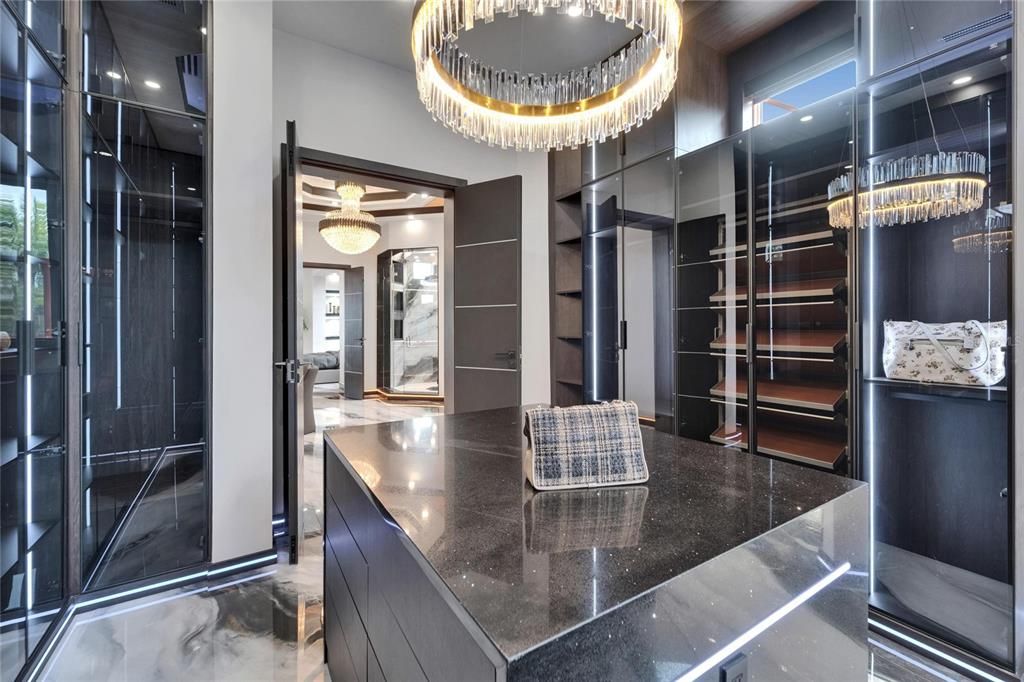 For Sale: $19,999,999 (7 beds, 6 baths, 12896 Square Feet)