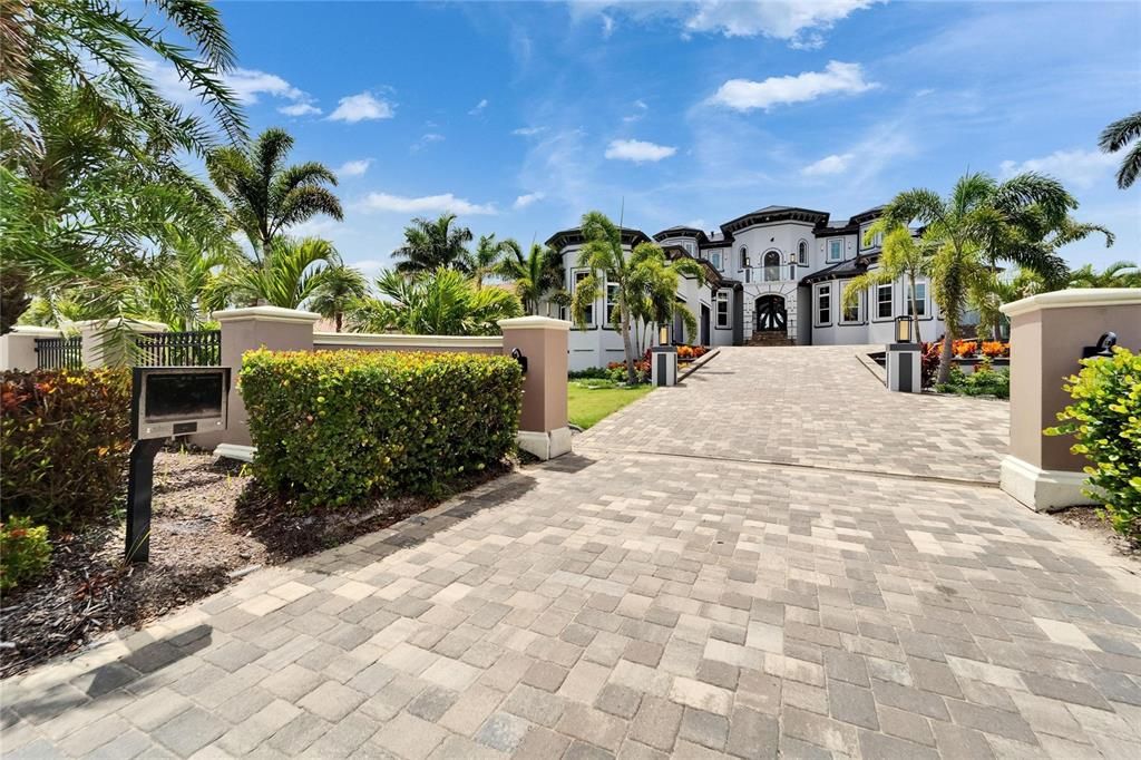 For Sale: $19,999,999 (7 beds, 6 baths, 12896 Square Feet)