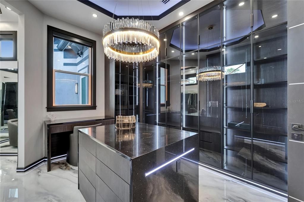 For Sale: $19,999,999 (7 beds, 6 baths, 12896 Square Feet)