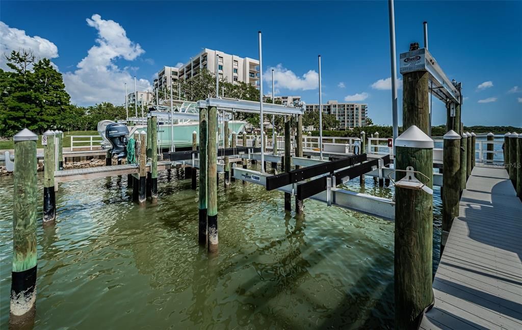 На продажу: $1,795,000 (2 спален, 2 ванн, 2319 Квадратных фут)