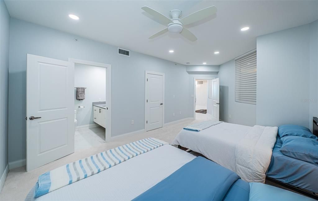 На продажу: $1,795,000 (2 спален, 2 ванн, 2319 Квадратных фут)