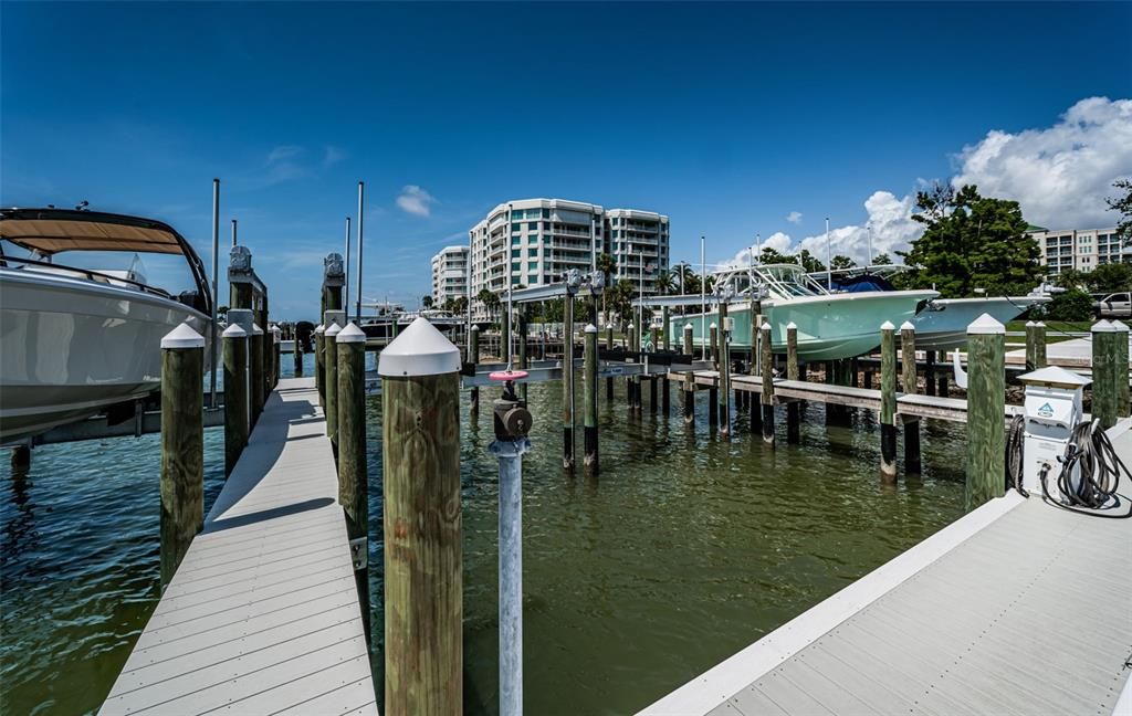 На продажу: $1,795,000 (2 спален, 2 ванн, 2319 Квадратных фут)