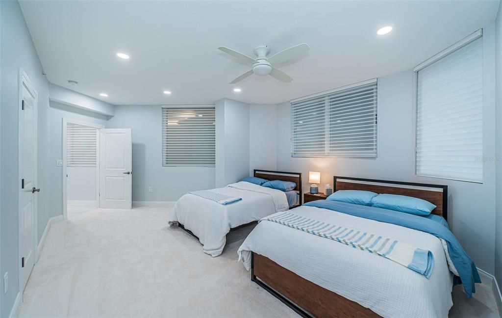 На продажу: $1,795,000 (2 спален, 2 ванн, 2319 Квадратных фут)