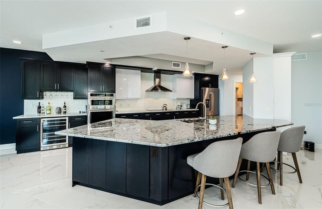 На продажу: $1,795,000 (2 спален, 2 ванн, 2319 Квадратных фут)