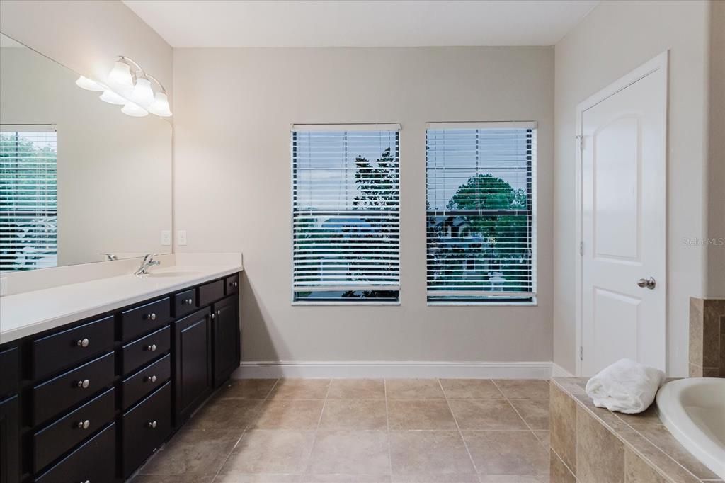 待售: $585,000 (5 贝兹, 3 浴室, 3440 平方英尺)