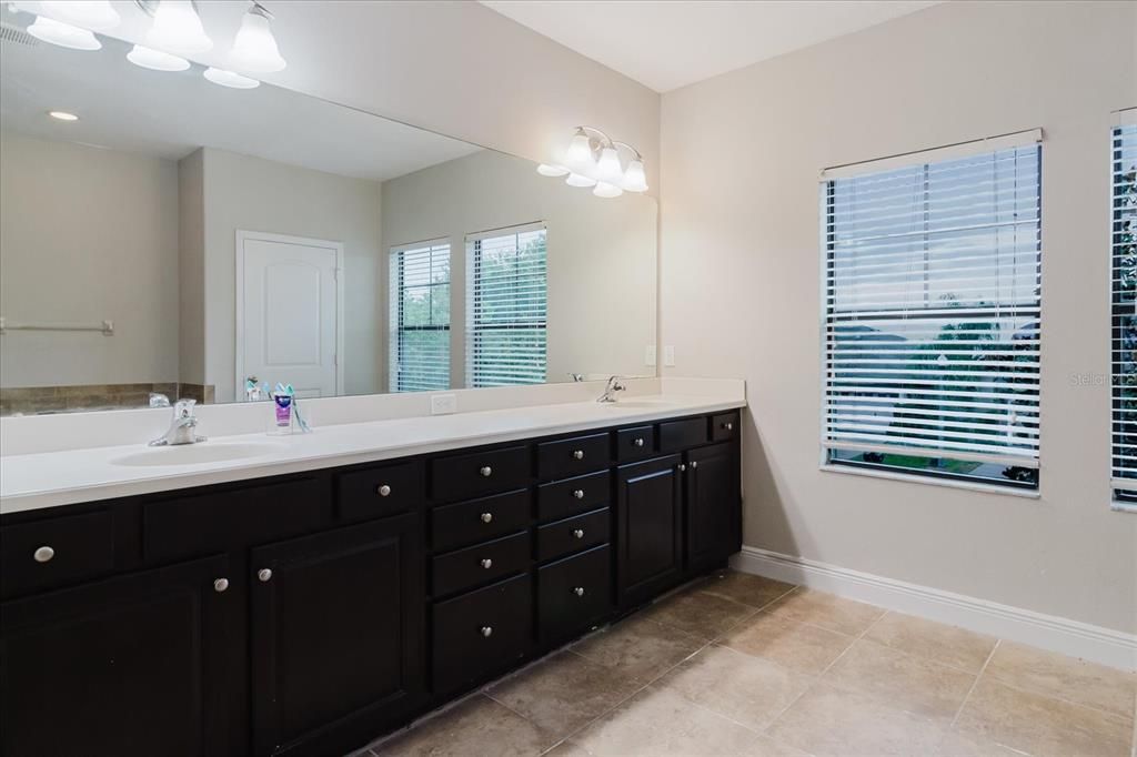 待售: $585,000 (5 贝兹, 3 浴室, 3440 平方英尺)