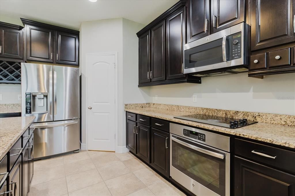 待售: $585,000 (5 贝兹, 3 浴室, 3440 平方英尺)