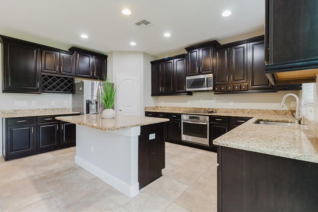 待售: $585,000 (5 贝兹, 3 浴室, 3440 平方英尺)