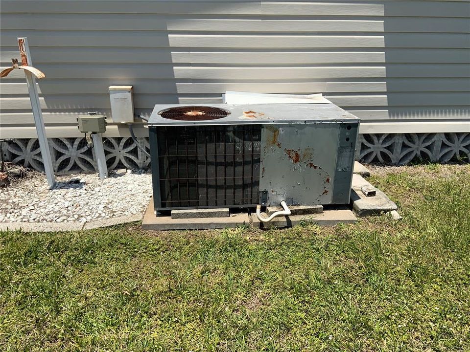 合同活跃: $70,000 (2 贝兹, 1 浴室, 800 平方英尺)