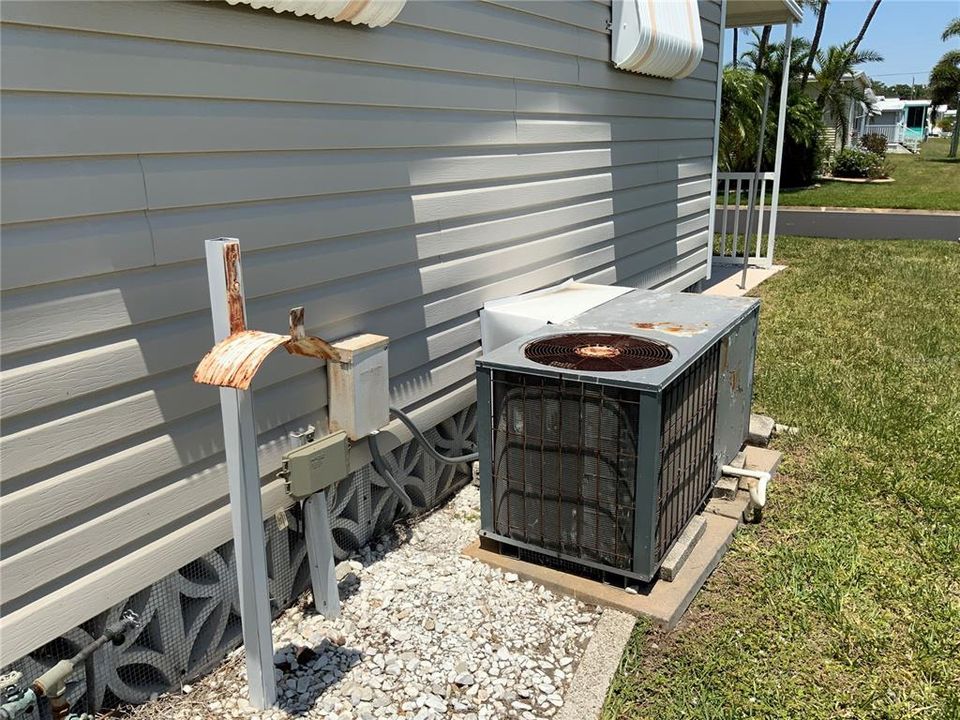 合同活跃: $70,000 (2 贝兹, 1 浴室, 800 平方英尺)