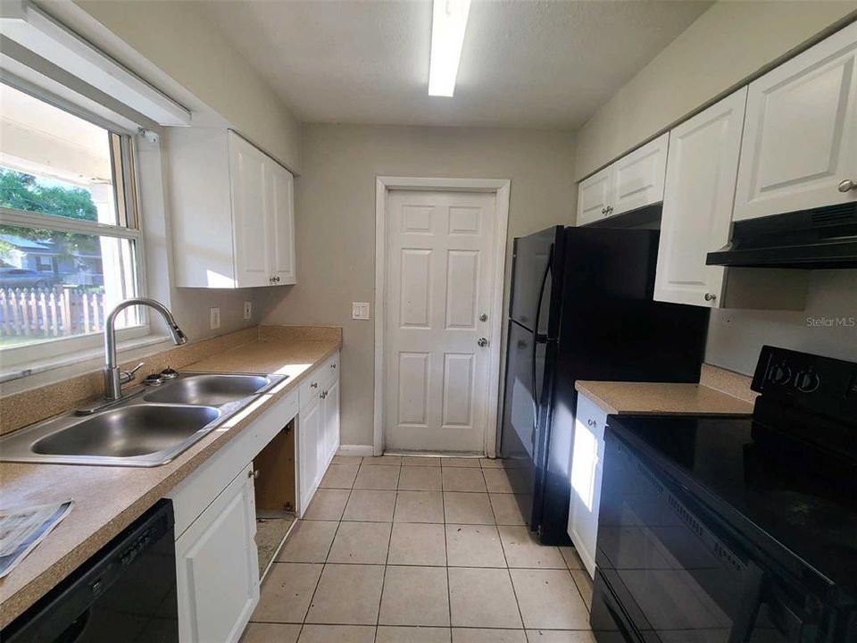 Под контрактом: $256,000 (4 спален, 2 ванн, 1624 Квадратных фут)