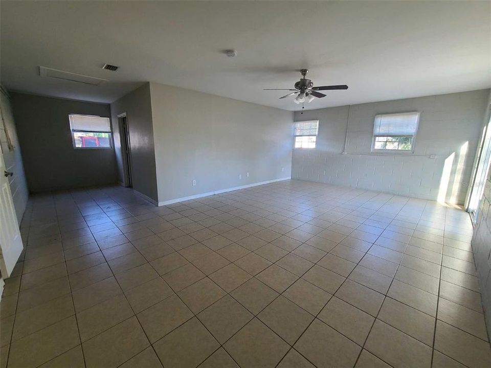 Под контрактом: $256,000 (4 спален, 2 ванн, 1624 Квадратных фут)