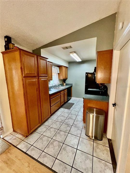 Под контрактом: $219,000 (2 спален, 2 ванн, 936 Квадратных фут)