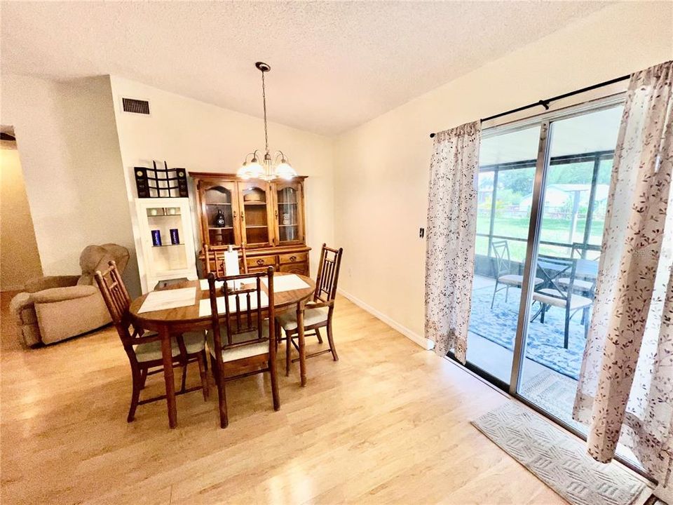 Под контрактом: $219,000 (2 спален, 2 ванн, 936 Квадратных фут)