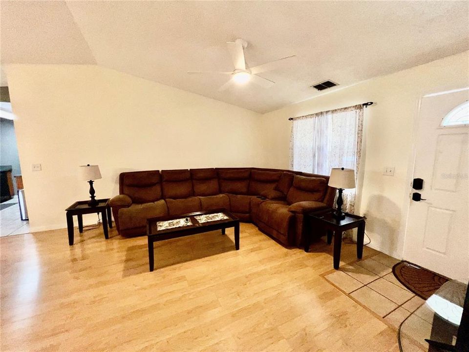 Под контрактом: $219,000 (2 спален, 2 ванн, 936 Квадратных фут)