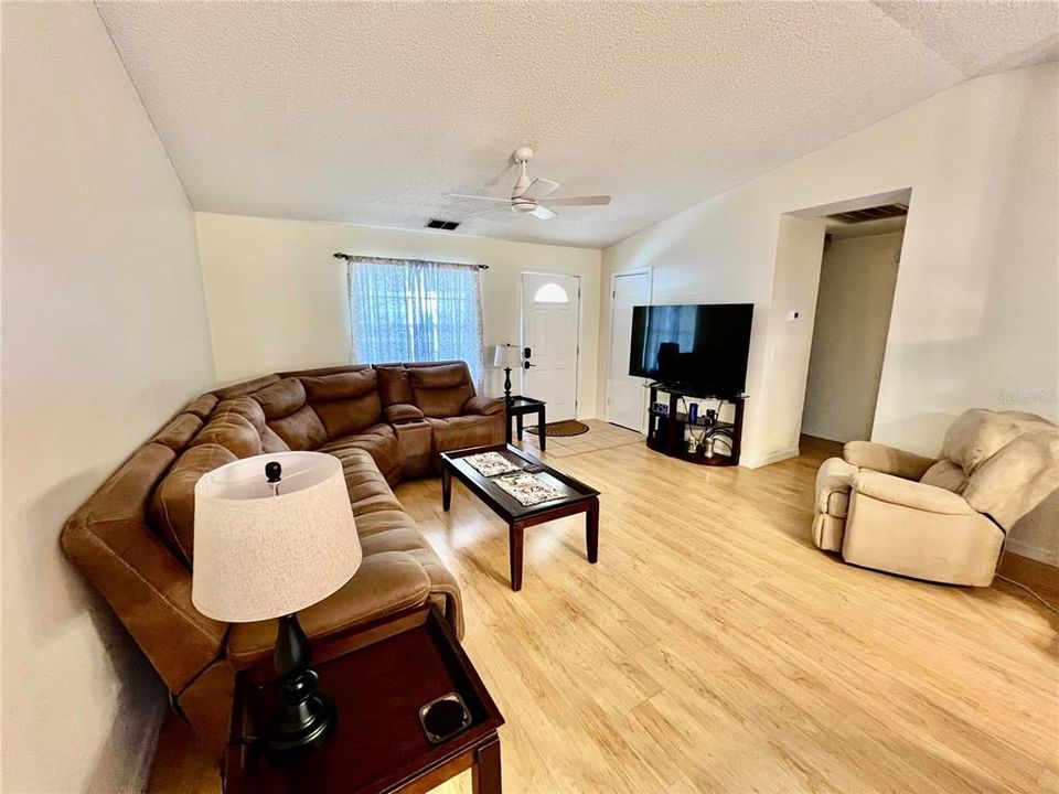 Под контрактом: $219,000 (2 спален, 2 ванн, 936 Квадратных фут)