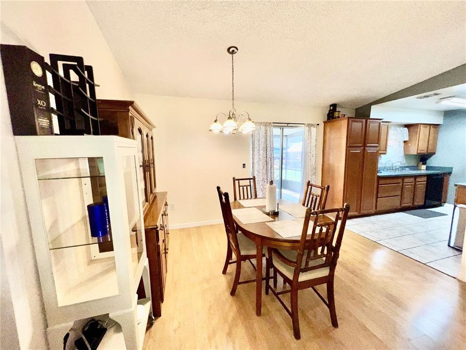 Под контрактом: $219,000 (2 спален, 2 ванн, 936 Квадратных фут)