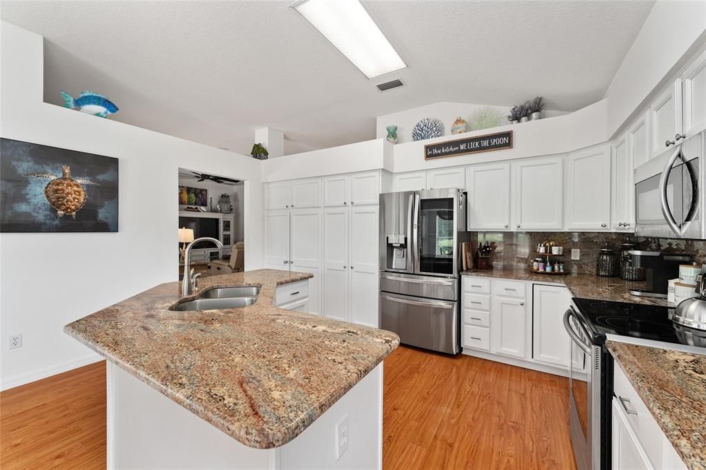 На продажу: $695,000 (3 спален, 2 ванн, 1831 Квадратных фут)