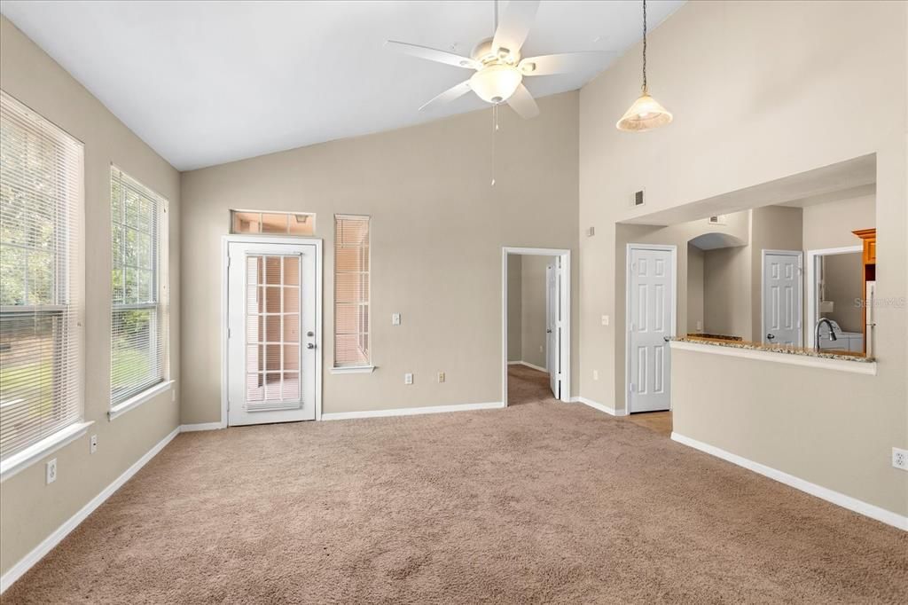 待售: $218,000 (2 贝兹, 2 浴室, 1074 平方英尺)