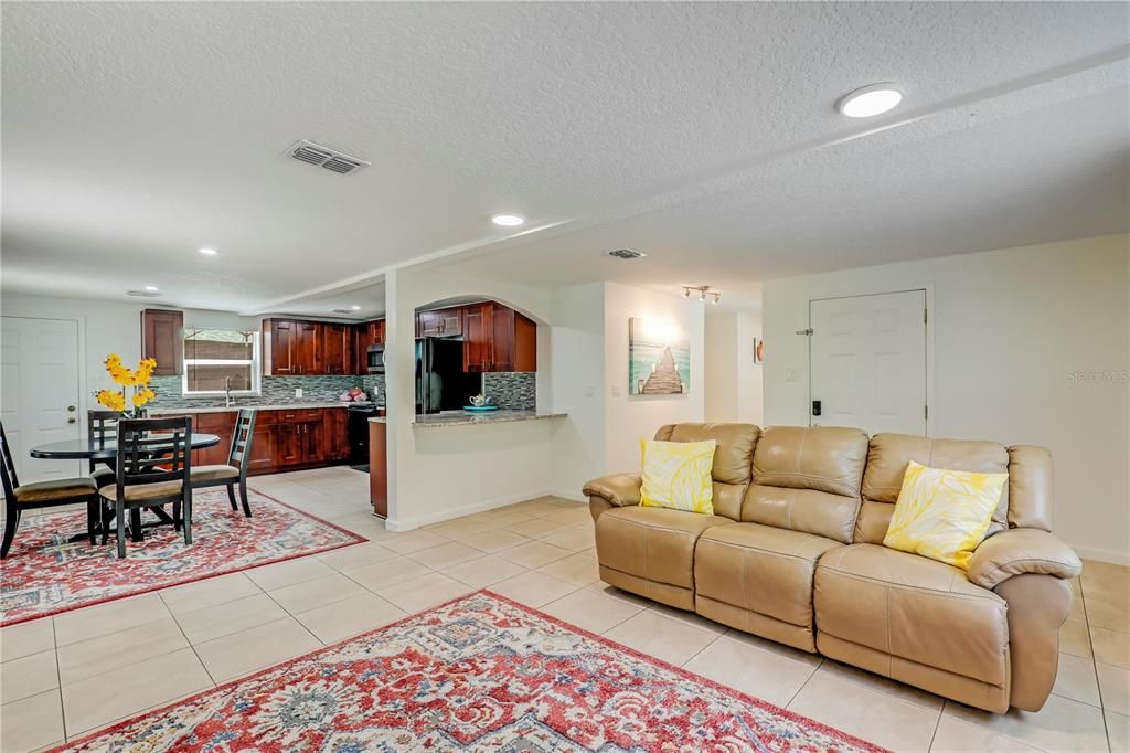 На продажу: $389,000 (4 спален, 3 ванн, 1271 Квадратных фут)