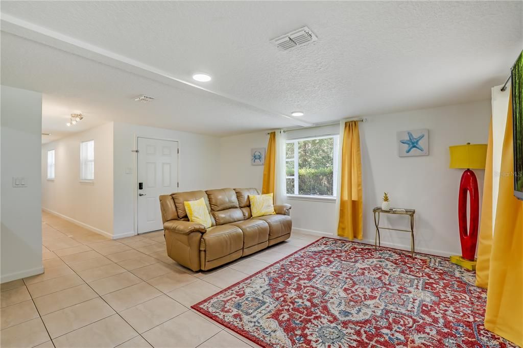 На продажу: $389,000 (4 спален, 3 ванн, 1271 Квадратных фут)