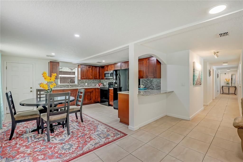 На продажу: $389,000 (4 спален, 3 ванн, 1271 Квадратных фут)