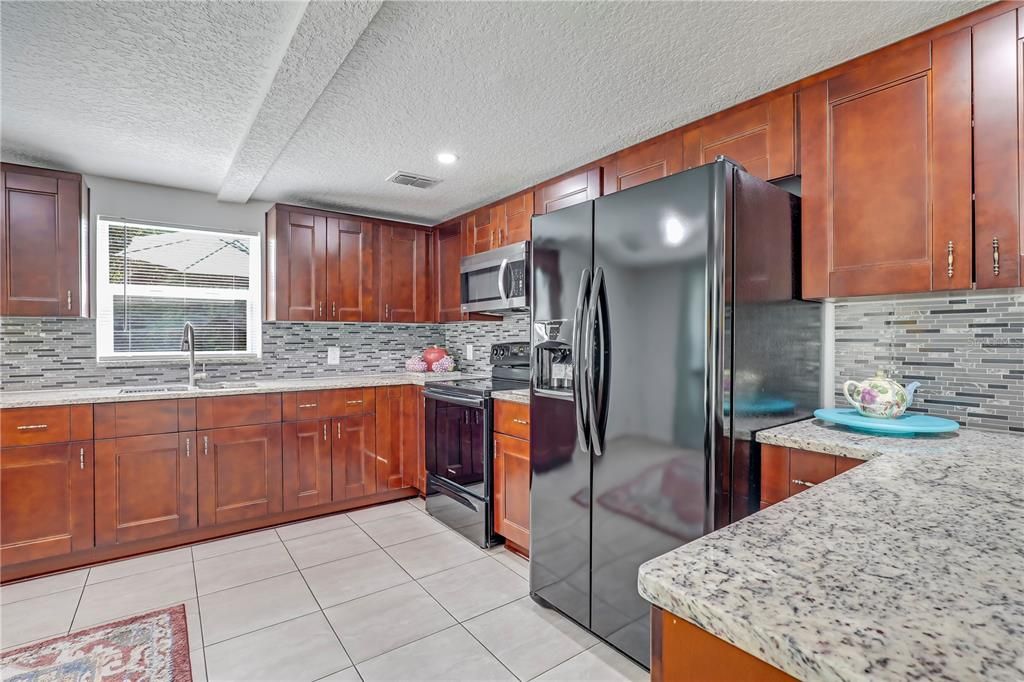 На продажу: $389,000 (4 спален, 3 ванн, 1271 Квадратных фут)