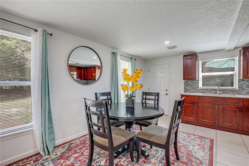 На продажу: $389,000 (4 спален, 3 ванн, 1271 Квадратных фут)