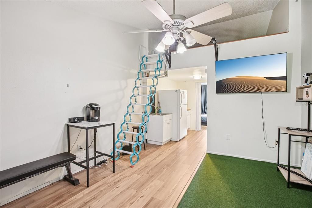 合同活跃: $94,999 (1 贝兹, 1 浴室, 456 平方英尺)