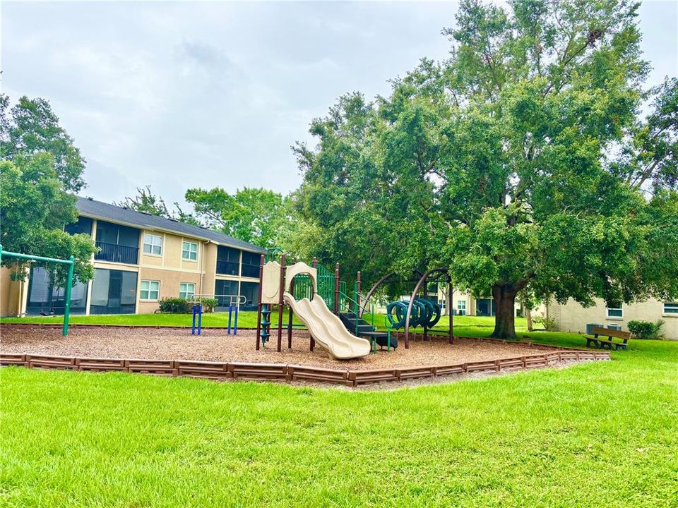 For Sale: $189,500 (2 beds, 2 baths, 905 Square Feet)