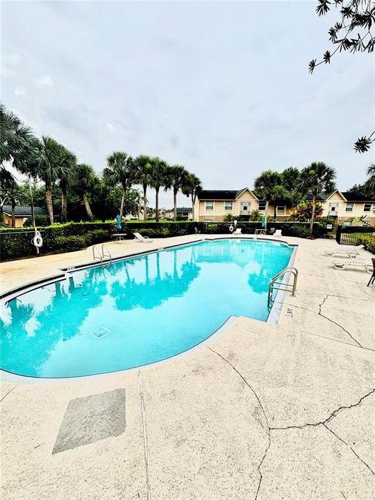 For Sale: $189,500 (2 beds, 2 baths, 905 Square Feet)