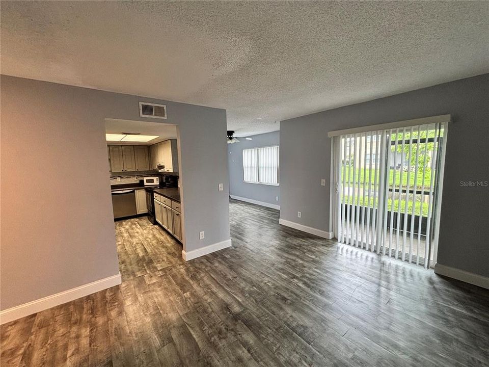 For Sale: $189,500 (2 beds, 2 baths, 905 Square Feet)