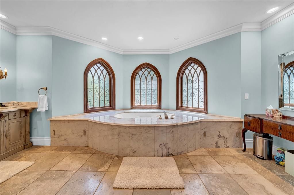 En Venta: $2,699,000 (4 camas, 3 baños, 4018 Pies cuadrados)