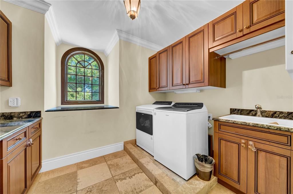 En Venta: $2,699,000 (4 camas, 3 baños, 4018 Pies cuadrados)