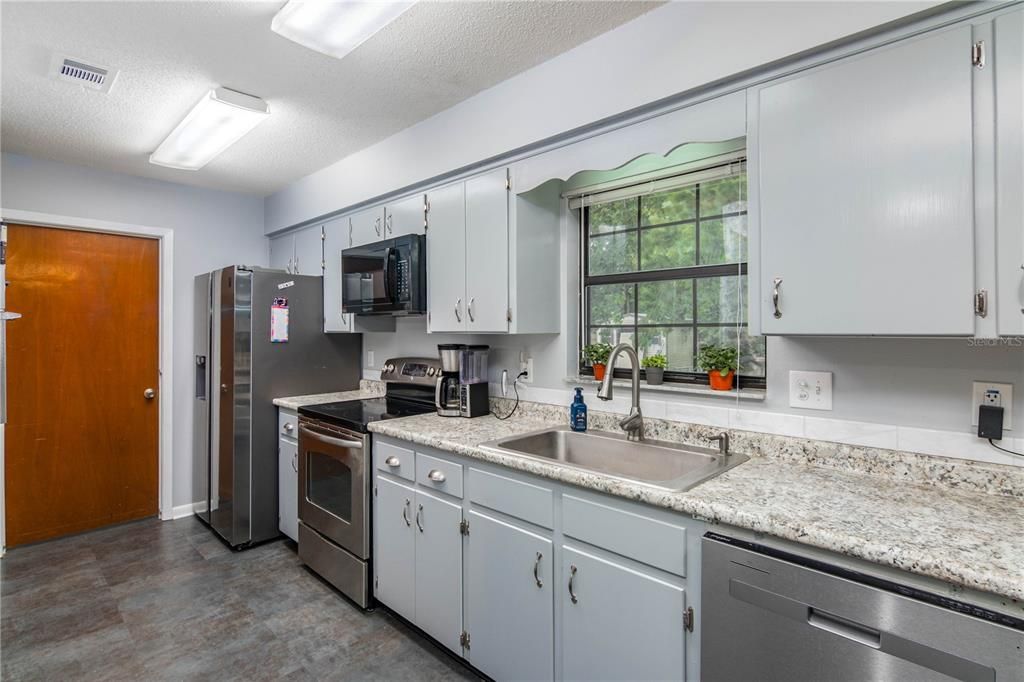 For Sale: $299,900 (3 beds, 2 baths, 1969 Square Feet)