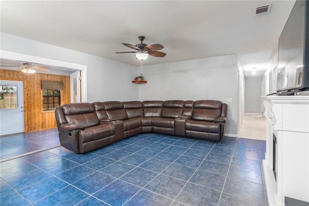 For Sale: $299,900 (3 beds, 2 baths, 1969 Square Feet)