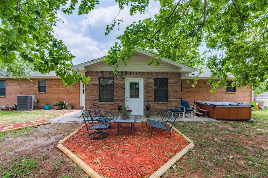 For Sale: $299,900 (3 beds, 2 baths, 1969 Square Feet)