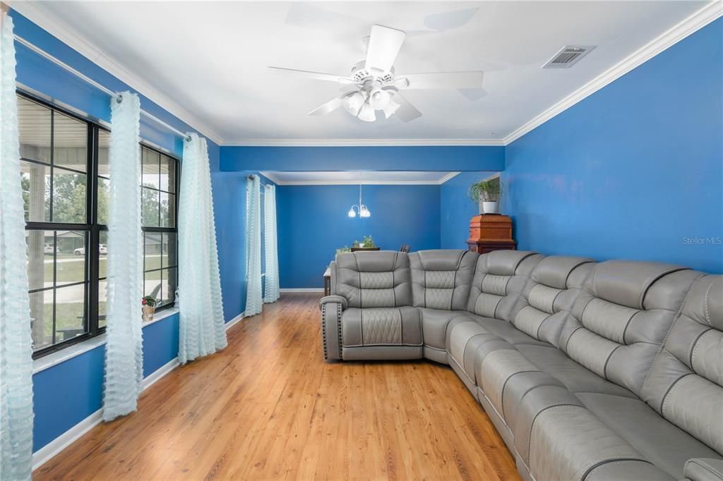 For Sale: $299,900 (3 beds, 2 baths, 1969 Square Feet)