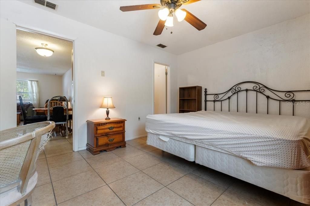 Под контрактом: $205,000 (3 спален, 2 ванн, 936 Квадратных фут)