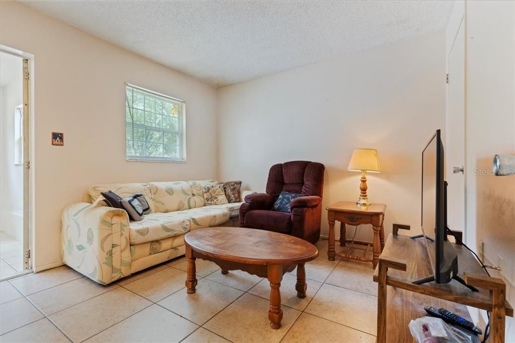 Под контрактом: $205,000 (3 спален, 2 ванн, 936 Квадратных фут)