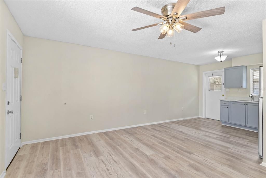 出租: $1,300 (2 贝兹, 1 浴室, 800 平方英尺)