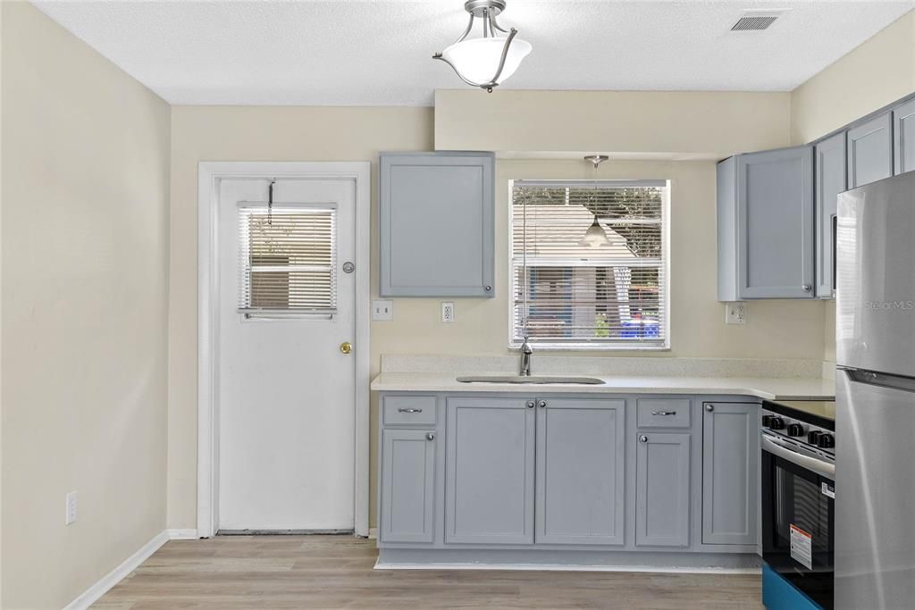 出租: $1,300 (2 贝兹, 1 浴室, 800 平方英尺)