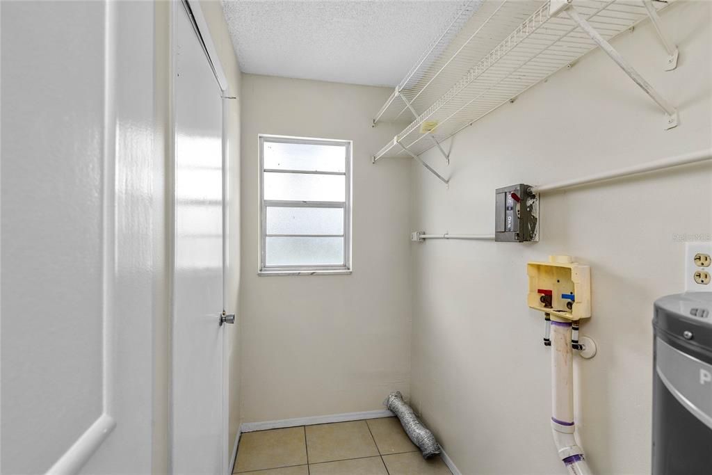 出租: $1,300 (2 贝兹, 1 浴室, 800 平方英尺)